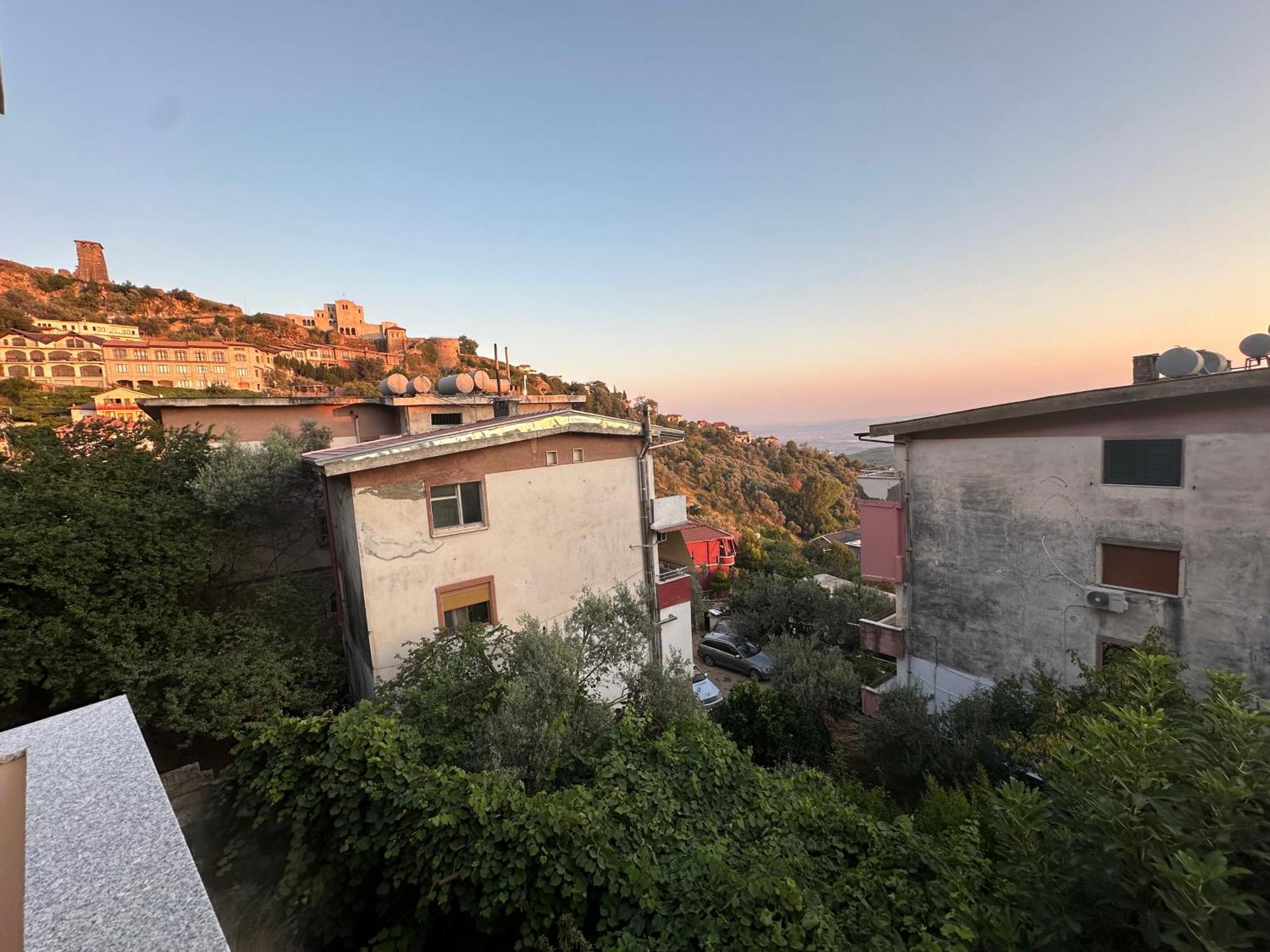 Guni Inn Krujë エクステリア 写真